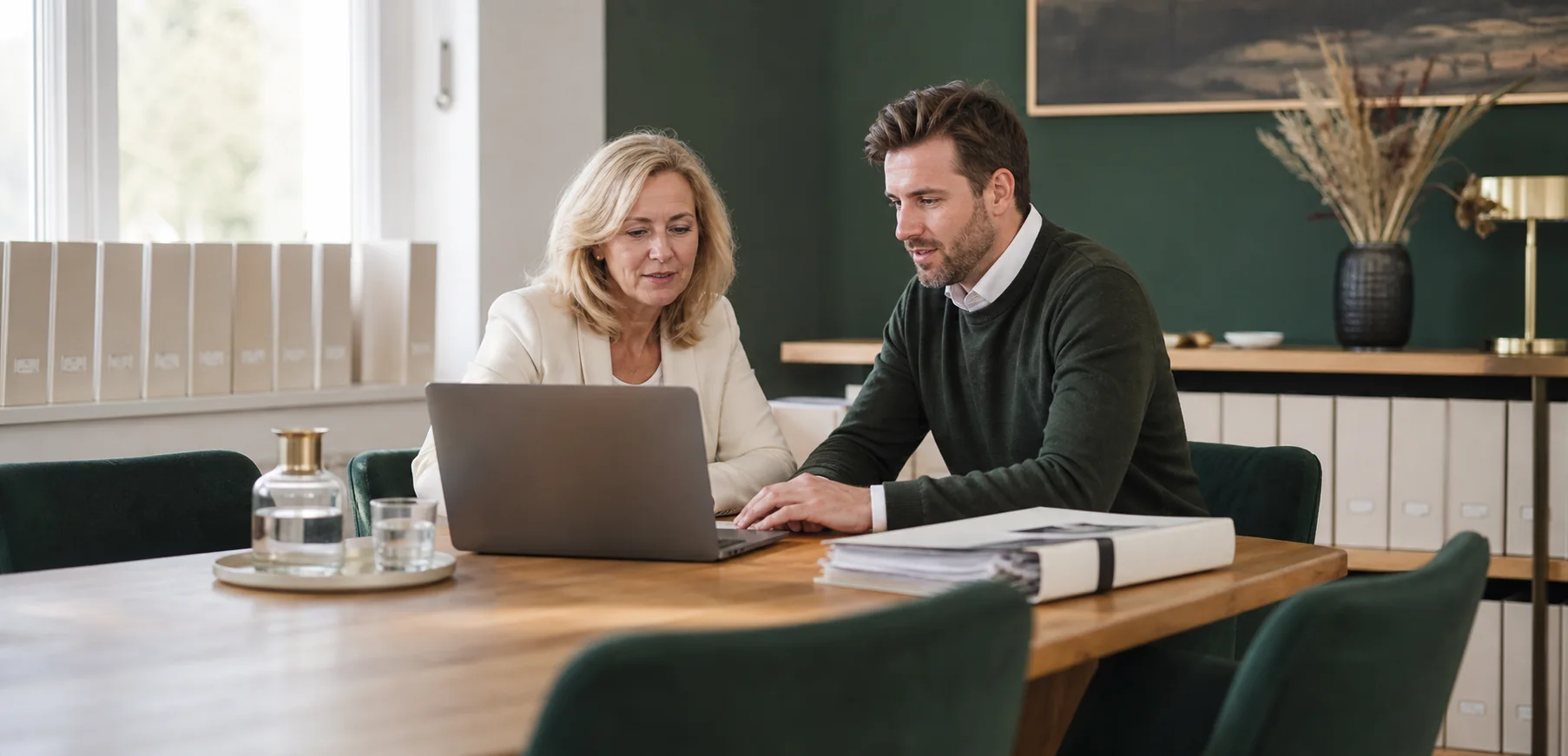 Twee medewerkers van een letselschadekantoor bespreken samen hun actieve dossiers
